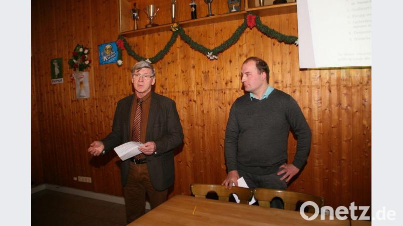 Landwirtschaftsdirektor Wolfgang Wenisch (links) informierte auch über die aktuellen Themen, die derzeit im Amt für Ernährung, Landwirtschaft und Forsten bearbeitet werden. Rechts: der Vorsitzende der Kreisrinderzuchtgenossenschaft, Harald Püttner aus Redenbach. Bild: wro