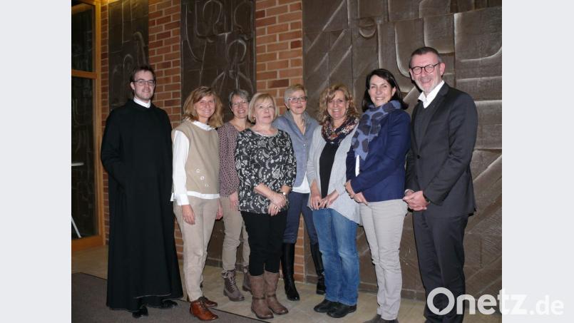 Neu gewählt wurde das Führungsgremium des Frauenbundes Waldsassen. Im Bild (von links) Frater Gregor Schuller, Monika Müller, Monika Mittereder, Marianne Gmeiner, Sabine Schiml, Christine Eckert, Cordula Heinzl und Geistlicher Beirat Stadtpfarrer Thomas Vogl. Bild: kgg