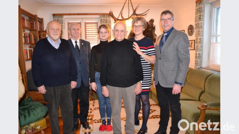 Karl Eckl feiert 80. Geburtstag. Dazu gratulieren seine Tochter Susanne, Enkelin Amelie und sein Bruder Günther (links) sowie Pfarrer Josef Most (Zweiter von links) und Bürgermeister Hermann Ach (rechts). Bild: gi