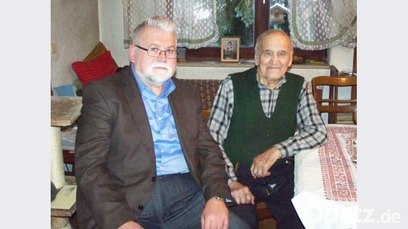 Bürgermeister Hans Durst (links) staunt, wie geistig frisch Hans Pesel mit seinen 95 Jahren geblieben ist. Bild: rrd