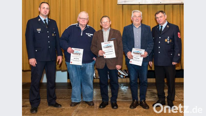 Fördernde Mitglieder zeichnen Kommandant Sebastian Jasinsky (links) und Vorsitzender Michael Schuminetz (rechts) für 50-jährige Treue aus (ab Zweiter von links): Egon Häring, Hermann Gebhard und Hans Bösl, allesamt ehemalige aktive Feuerwehrleute. Bild: u