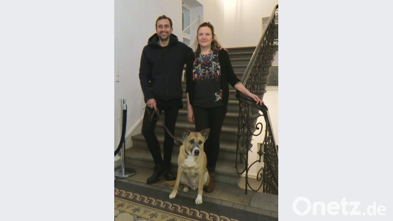 Berit Hüttinger und Andreas &quot;Heppo&quot; Heimberger mit Hund &quot;Sidi&quot;: Im Oberpfälzer Künstlerhaus berichteten sie über ihre Abenteuerreise nach Zentralasien. Bild: Hirsch