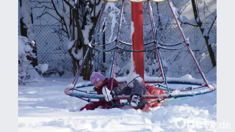 Im Kindergarten &quot;St. Marien&quot; in Oberviechtach freuten sich die Kinder über einen Wintertag auf dem Spielplatz. Bild: weu