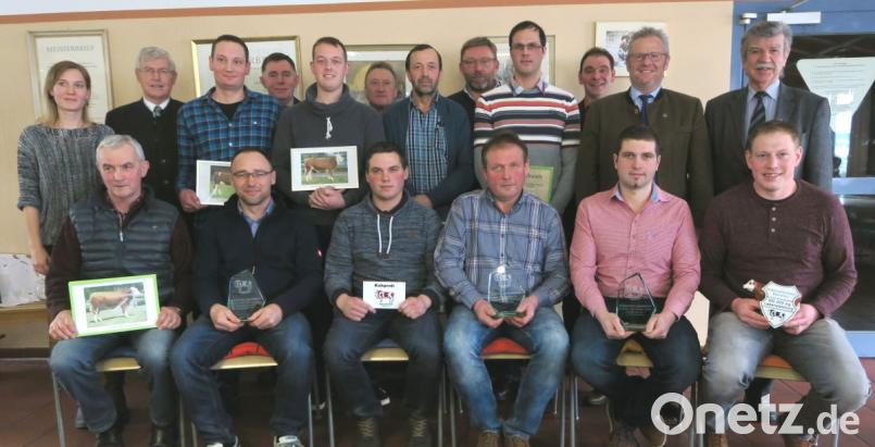 Der Verband ehrte die erfolgreichsten Rinderzüchter des vergangenen Jahres auf Kreisebene. Bild: Hirsch