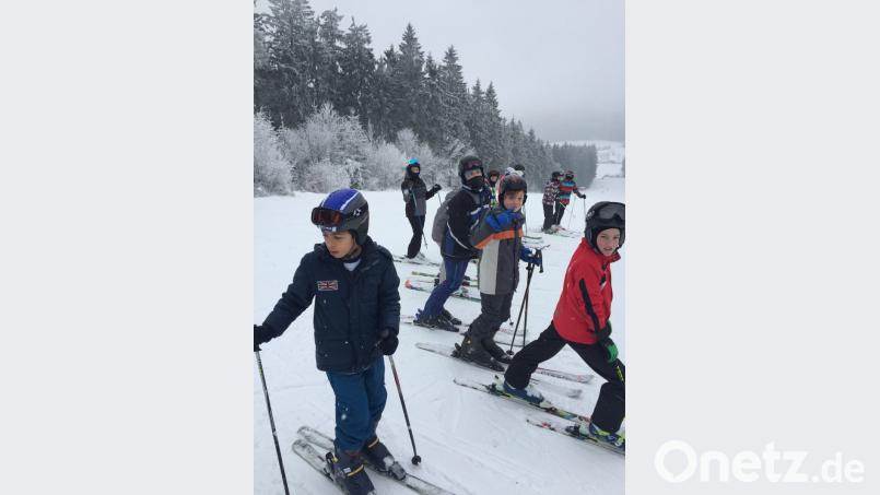Zuerst etwas zaghaft, dann aber um so souveräner flitzen die Mittelschüler über den Abhang am Fahrenberg. Bild: dob