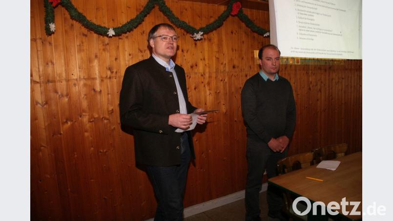 Zu Wort meldete sich auch Veterinäramtsleiter Dr. Klemens Dötsch. Rechts im Bild der Vorsitzende der Kreisrinderzuchtgenossenschaft Tirschenreuth, Harald Püttner. Bild: wro
