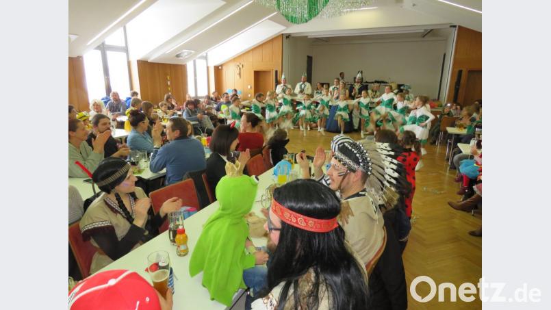 Den ersten viel beklatschten Auftritt in dieser Saison absolviert die Kindergarde des Faschingsverein Hammerles beim Kinderfasching im Festsaal. Bild: adj