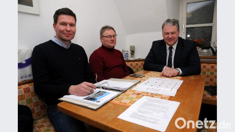 Landrat Richard Reisinger stellte gemeinsam mit Hubert Saradeth und Thomas Raithel (von rechts) vom Landkreis-Gebäudemanagement die Pläne für die Sulzbach-Rosenberger Schulen vor. Bild: ge