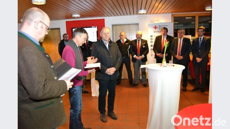 Dekan Johannes Lukas und Pfarrer Hans- Martin Meuß (von links) segnen die Rettungsstation. Bild: hcz