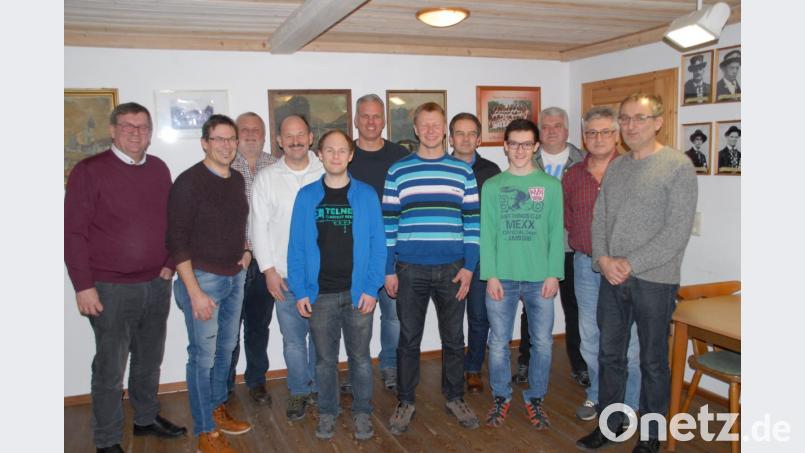 Der neue Vorstand mit dem wiedergewählten Vorsitzenden Peter Meyer (hinten, Dritter von links). Bürgermeister Peter Braun (links) gratulierte. Bild: pop