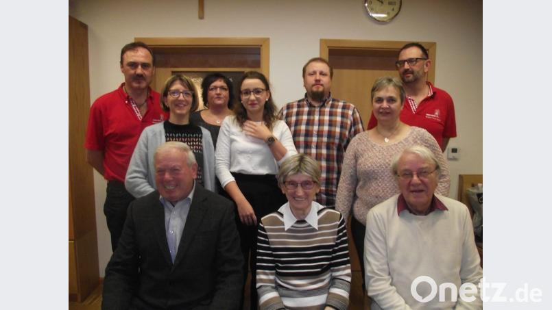 Die Laiendarsteller des Bergg`moi Theaters Muglhof freuen sich zusammen mit Regisseur Hans Gösl (sitzend links), Ehrenmitglied Elisabeth Kraus (mitte) und Stadtrat Alois Schinabeck (sitzend rechts) auf die diesjährig Theatersaison. In der Jahreshauptversammlung machten sich schon mal mit ihren Rollen vertraut. Neun Mal werden sie die Komödie „Polizeiwache 007“ spielen. Bild: ror