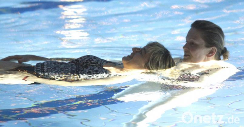 Bei dezenter Hintergrundmusik konnten die Badegäste im 32 Grad warmen Wasser entspannen. Bild: Hirsch