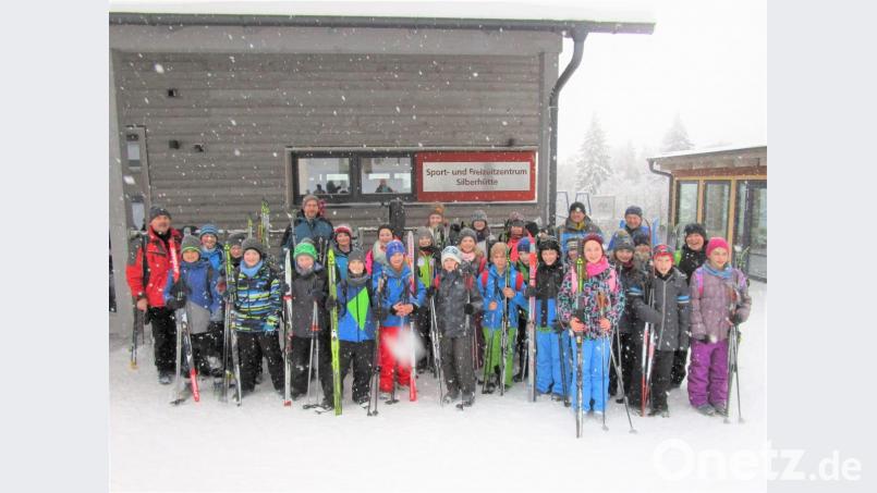 Etliche Mädchen und Buben der Zottbachtalschule Pleystein verbrachten erlebnisreiche Tage auf der Silberhütte. Bild: tu