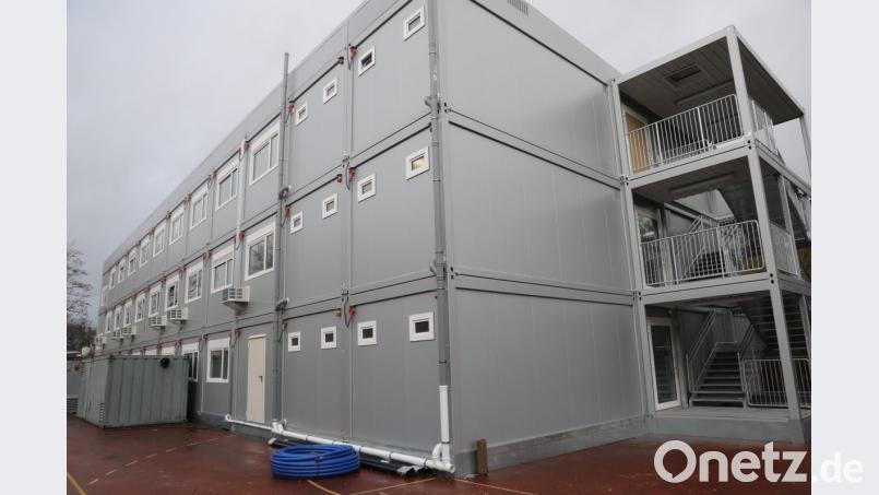 In dieser „Containerstadt“ läuft nach den Faschingsferien der Unterricht für viele Realschüler, denn dann beginnt die Sanierung des Altbaues. Bild: ge