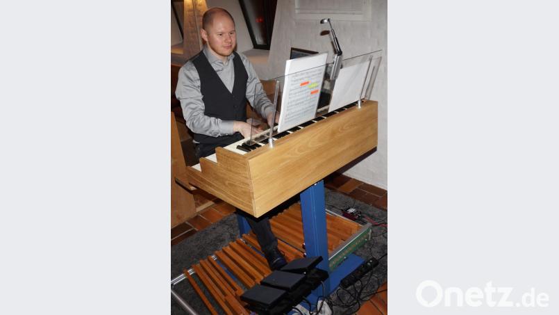 Organist Florian Sorgenfrei brillierte auf seiner selbst gebauten transportablen und digitalen Orgel. Bild: weu