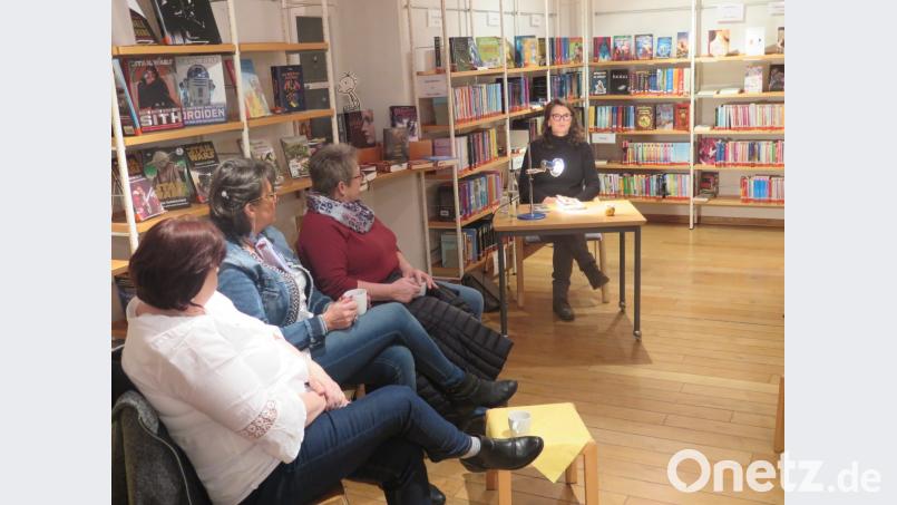 Aufmerksam folgen die Zuhörer die der Geschichte von Gudrun Müller (rechts). Bild: jzk