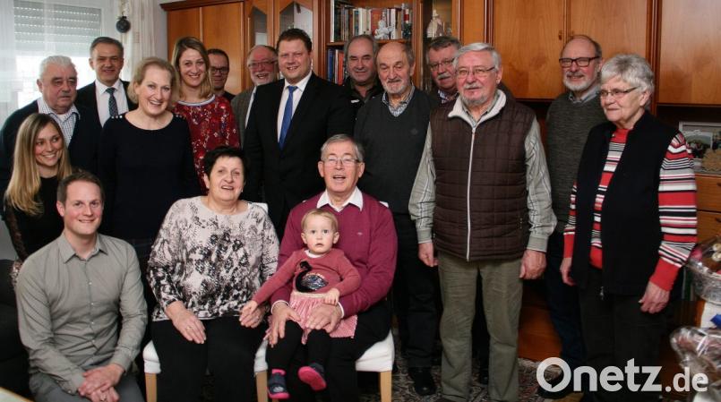 Zusammen mit seiner Familie, Freunden und früheren Weggefährten feierte Erhard Sommer (vorne, mit Enkelin Emma, neben Ehefrau Margit) seinen 80. Geburtstag. Bild: wro