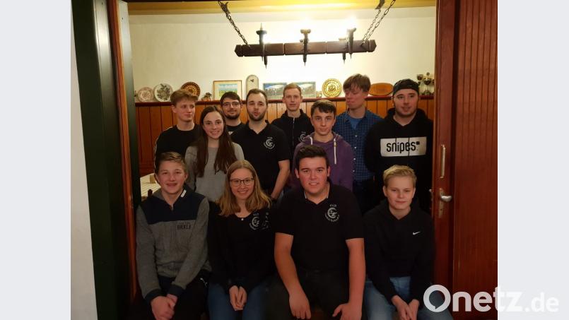 Mit einer neuen Führungsmannschaft geht die KLJB Gaisthal-Rackenthal in die Zukunft. Mit auf dem Bild befinden sich auch die Neumitglieder sowie Gemeindeassistent Christian Glaser (hintere Reihe, Zweiter von rechts), der die seelsorgerische Betreuung der Gruppe übernimmt. Bild: muk