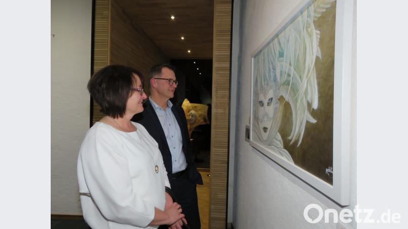 Die Gäste ließen sich viel Zeit, um die Kunstwerke und die dazugehörigen Gedichte ausgiebig zu studieren. Bild: ubb