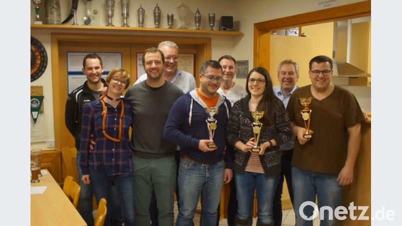 Die neue Schützenkönigin der Stadtkapelle ist Andrea Wagner. Im Bild von links: Schießleiter Matthias Reis, Schlumpfkönigin Magdalena Scharf, Vorsitzender Thorsten Eckert, Pokalspender Helmut Schweiger, Jürgen Probst, Schießleiter Günther Gradl, Musiker-Schützenkönigin Andrea Wagner, Schützenmeister
Reinhard Reis und Sebastian Ponnath. Bild: slh