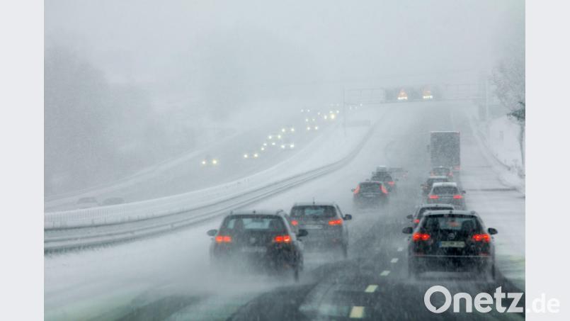 Autofahrer sind bei starkem Schneefall auf der Autobahn unterwegs. Bild: Bernd März/dpa