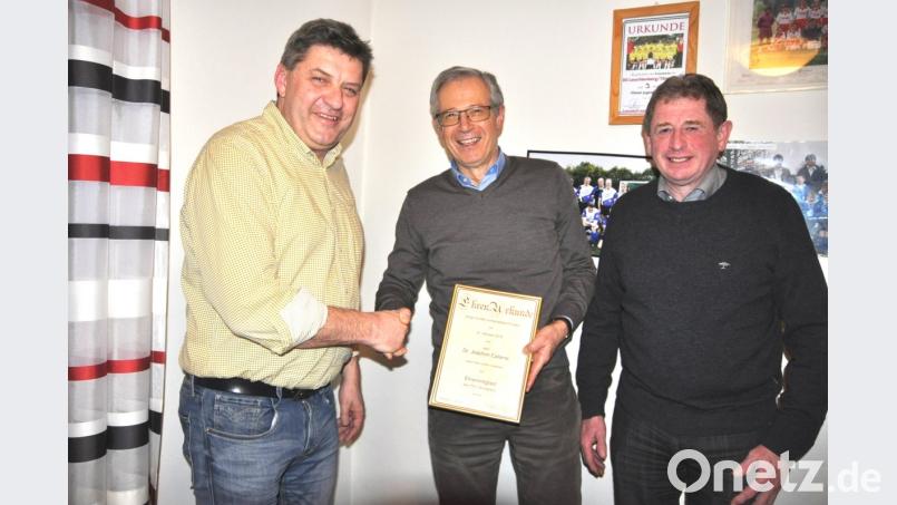 TSV-Vorsitzender Fred Eckl (links) und sein Stellvertreter Rudi Tröster (rechts) gratulieren dem neuen Ehremitglied Jochen Calame (Mitte). Bild: es