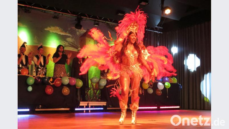 Faschingsprinzessin Patricia Friedrich begeistert mit einer feurigen Samba im brasilianischen Kostüm ihrer Heimat. Bild: rha