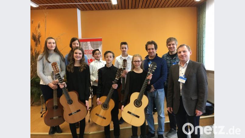 Musiker und Jury stellen sich zu einem Erinnerungsfoto auf. Bild: jst