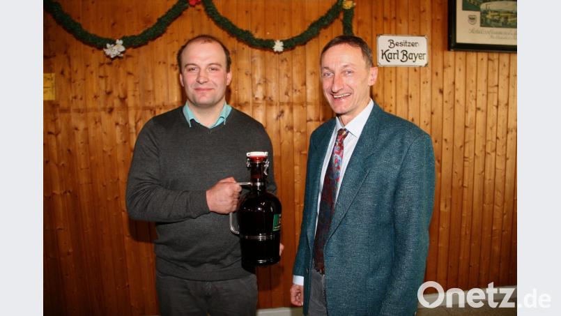 Als Dank für seinen Fachvortrag zum Thema „Wasser, das wichtigste Futtermittel“ erhielt Dr. Hubert Schuster (links) vom Vorsitzenden Harald Püttner ein Andenken aus der Oberpfalz. Bild: wro