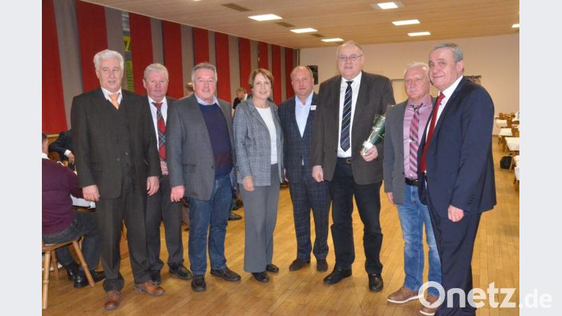 Michael Kurz (vierter von rechts) informiert die Gäste beim Neujahrsempfang über den aktuellen Zustand und die Ziele der SpVgg SV Weiden. Bild: Kunz