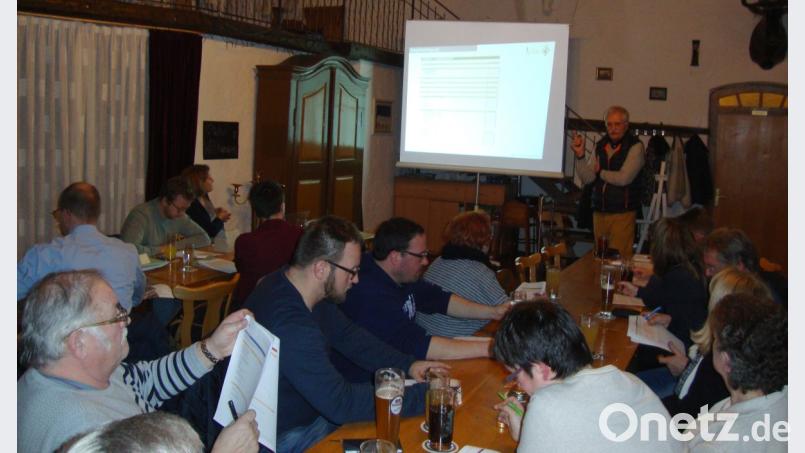 Architekt Emil Lehner erklärt den Kaibitzern, worauf es bei den einzelnen Fragen im Detail ankommt. Bild: rpp