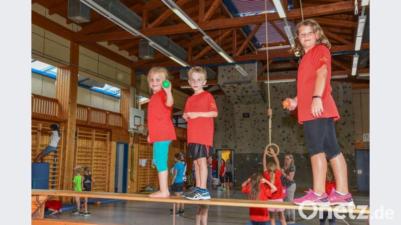 Zehn Betätigungsfelder bietet mittlerweile der Turn- und Sportverein Friedenfels. Für weitere Sportangebote zeigt sich der Hauptverein offen. Die Mädchen und Buben der Eltern-Kind-Turnstunden (Bild) sind die jüngsten Mitglieder des derzeit 722 Personen umfassenden Vereins. Bild: bsc
