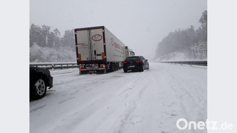 Ein Lastwagen bleibt auf der A6 bei Nabburg liegen und sorgt für stockenden Verkehr. Bild: jut