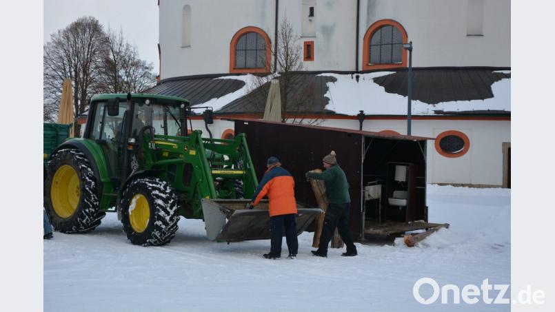 Am Montagnachmittag bauten die Mitglieder des Fördervereins die kleine Budenstadt wieder ab. Viel Arbeit um nichts, der Schnee war Schuld, dass die Veranstaltung ausfallen musste. Bild: jr