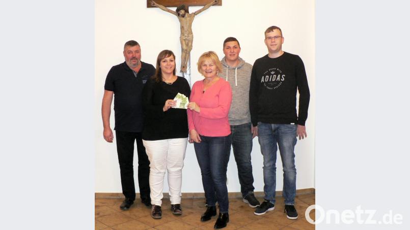 Vier 100-Euro-Scheine für die Aktion „Lichtblicke“ überreicht Anna Schreglmann (Zweite von links) mit weiteren Mitgliedern der Katholischen Landjugend an Schirmherrin Elisabeth Wittmann (rechts daneben). Das Geld stammt zum Großteil aus der Christbaumsammelaktion. Bild: lep