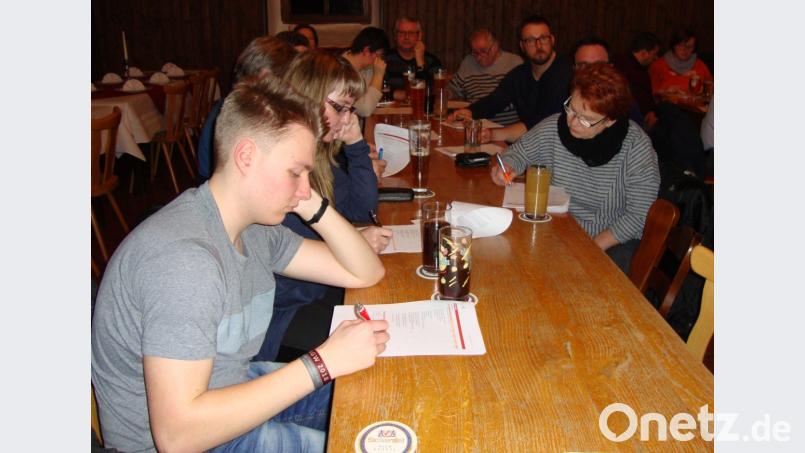 Konzentriert beantworten die Kaibitzer den Fragebogen zur Bürgerbeteiligung. Bild: rpp