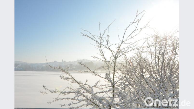 Gleißendes Sonnenlicht hebt die Silhouette der Pfalzgrafenstadt hervor. Bild: dob