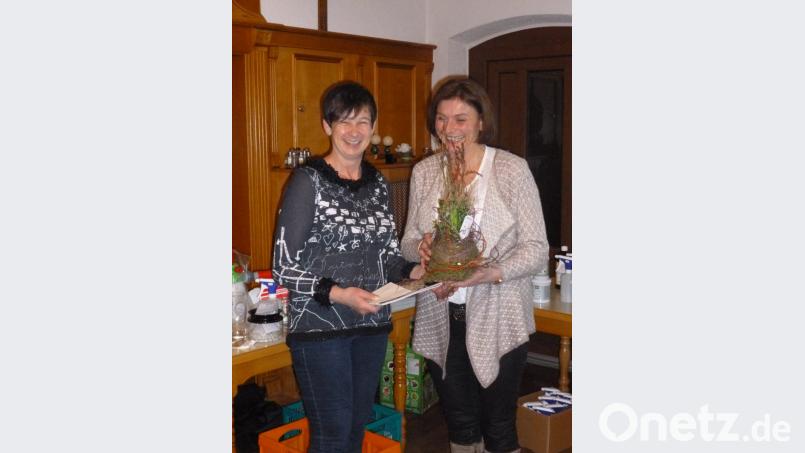Das Bild zeigt die Vorsitzende des Pressather Obst-und Gartenbauvereins, Rita Brüderer mit der Referentin Christine Sturm. Bild: is
