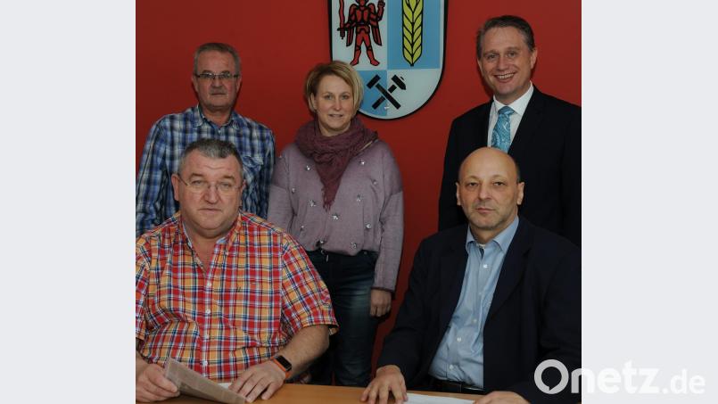 Die Gemeinde Poppenricht hat einen neuen Inklusionsbeauftragten (vorne, von links) : Frank Senft und Georg Dietrich, Vorsitzender des Inklusionsbündnisses Amberg-Sulzbach; hinten (von links): Verwaltungsleiter Hartmut Gawlik, Inklusionsansprechpartnerin Silke Haller und Zweiter Bürgermeister Hermann Böhm. Bild: gf