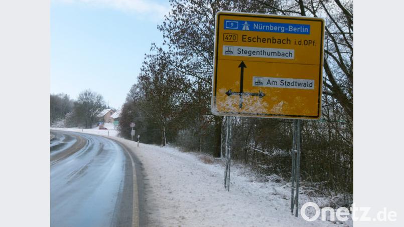 Über die Lenkung des Verkehrs zum und vom Industriegebiet „Am Stadtwald" sowie ein von der CSU/ÜCW-Fraktion angeregtes Verkehrsleitsystem diskutiert der Stadtrat. Bereits gegen Ende des Jahres 2018 erhielt die B 470 an der Richter-Kreuzung einen Hinweis auf das Areal. Bild: rn