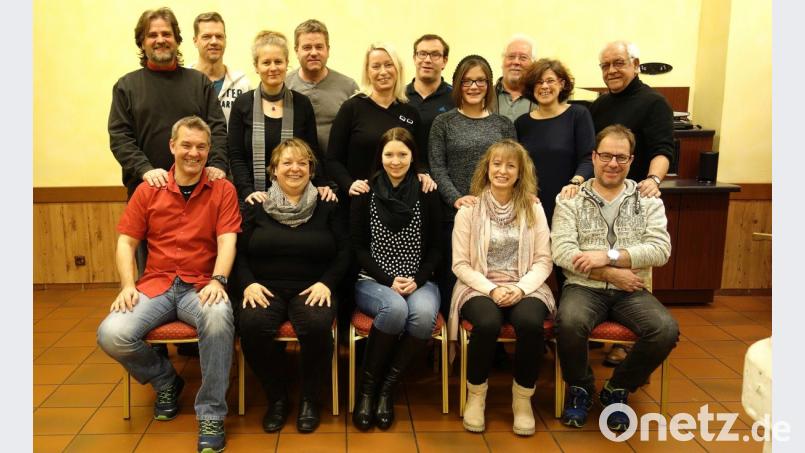 Karl Valentin steht im Frühjahr auf dem Spielplan des Amateurtheaters. Regie führt Kurt Rodehau (stehend rechts). Bild: wro