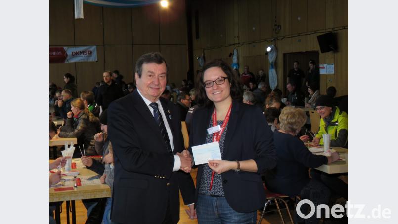 Die DKMS-Aktionsbeauftragte Andra Authenrieth freute sich sehr über die Spende und dankte Präsident Franz Göhl herzlich. Bild: ubb