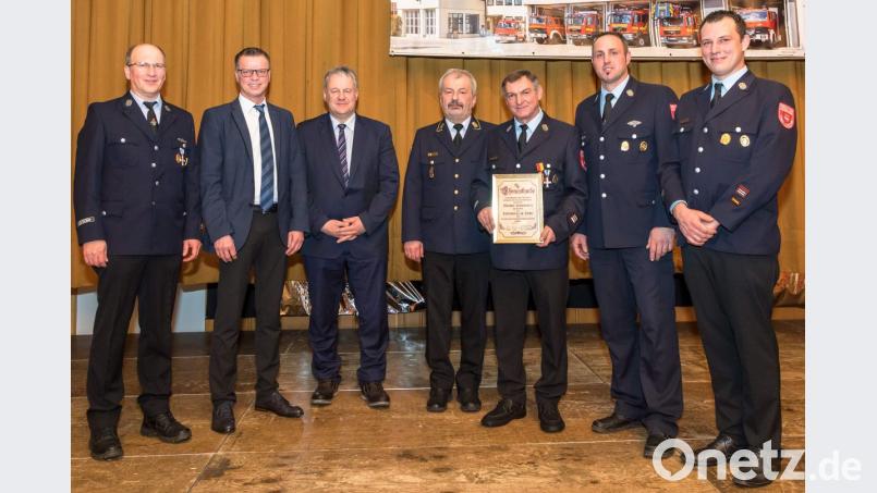 Eine besondere Ehrung erfährt der Vorsitzende der Hirschauer Wehr Michael Schuminetz beim Festkommersabend. Er wird mit dem Feuerwehr-Ehrenkreuz in Silber des Kreisfeuerwehrverbands Amberg-Sulzbach ausgezeichnet (von links): Zweiter Vorsitzender Thomas Maier, Bürgermeister Hermann Falk, Landrat Richard Reisinger, Kreisbrandrat Fredi Weiß, Michael Schuminetz, Kommandant Sebastian Jasinsky und stellvertretender Kommandant Claus Meyer. Bild: u