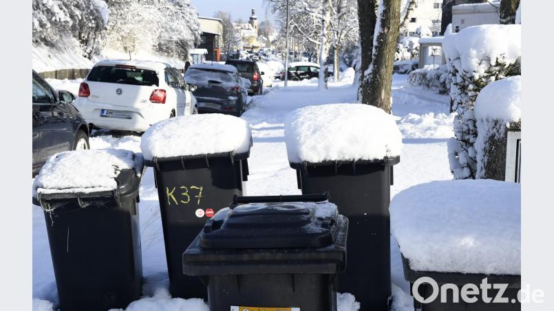 Schnee. Viel Schnee. Aus Sicherheitsgründen entschied sich die Stadt in Absprache mit dem Entsorgungsunternehmen dazu, die Müllabfuhr am Montag ausfallen zu lassen. Die Touren in den Bezirken, die mit einem A gekennzeichnet sind, werden am Samstag nachgeholt. Bild: Petra Hartl