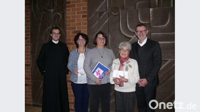 Geschenke gab es für die ausgeschiedenen Vorstands- und Beiratsmitglieder Monika Sommer, Elfriede Rosner und Lucia Wimmer (von links). Es fehlt auf dem Bild Maria Schmeller. Mit im Bild Frater Gregor Schuller (links) und Geistlicher Beirat Stadtpfarrer Thomas Vogl. Es fehlt Maria Schmeller, die bei der Versammlung verhindert war. Bild: kgg