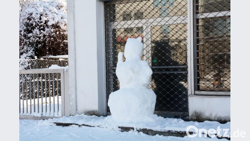 Der Schnee- als Wachmann in Weiden. Bild: Gabi Schönberger