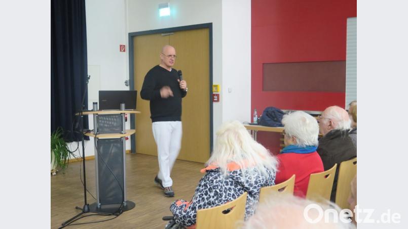 „Zum Messer greift der Neurochirurg nur, wenn alle anderen Therapien nicht den erhofften Erfolg gebracht haben“, versicherte Dr. Marc Schmidt. Bild: jzk