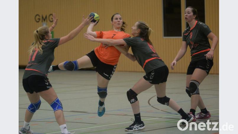 Zu dritt versuchen die Spielerinnen der SG Naabtal Corinna Engelbrecht (orangenes Trikot) zu stoppen. Sie war mit sieben Treffern beste Torschützin der HG Amberg bei der 17:29-Derbyniederlage. Bild: brü