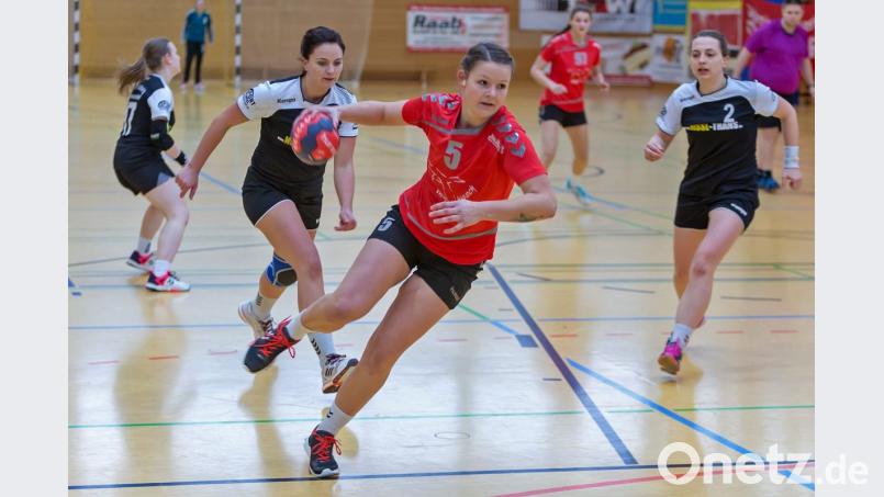 Katharina Kiener (Mitte) ist hier von Verena Luley (rechts) und Anna Stubenvoll nicht zu stoppen. Die Oberviechtacherinnen holten gegen den Spitzenreiter HSG Nabburg/Schwarzenfeld überraschend einen Punkt. 	Bild: Uschold Bild: gud