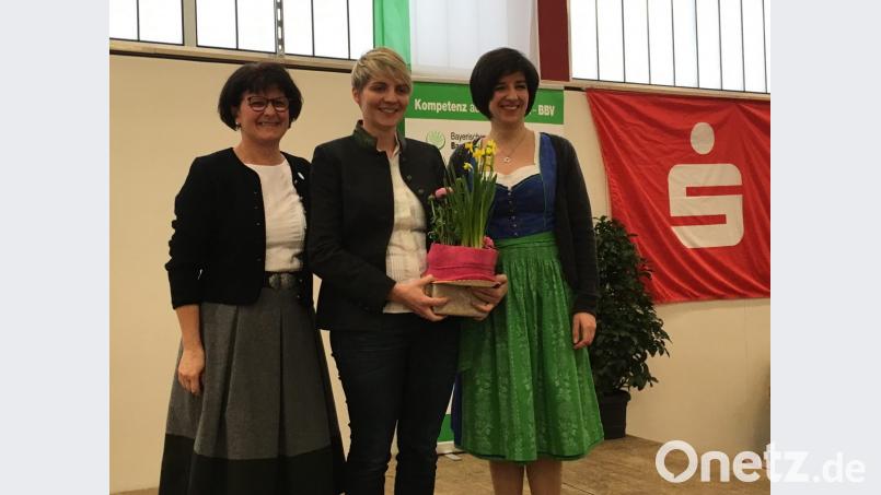 Barbara Weiherer (Mitte) wird für ihren Fernsehauftritt von Bezirksbäuerin Rita Blümel (links) und Kreisbäuerin Sabine Schindler geehrt. Bild: ihl